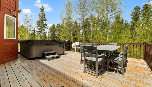 Huge, Family Friendly, 6BR Retreat! Sleeps 16! All King Beds. Hot Tub and Sauna!
