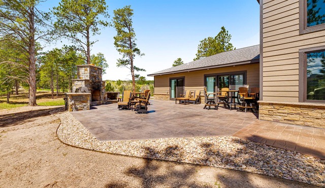 Huge home w/private hot tub, rec room, gas fireplace, firepit, grill, 2 kitchens