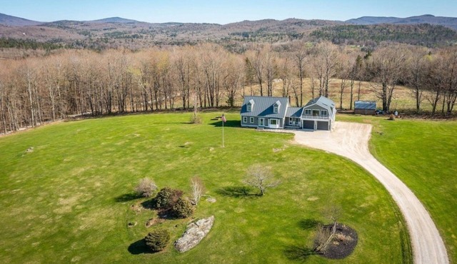 Huge Modern Estate w/hot tub, mountain views, minutes to Okemo