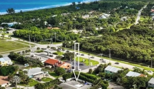 Hutchinson Island Oasis. Short walk to the beach and a mile to Little Jim's!