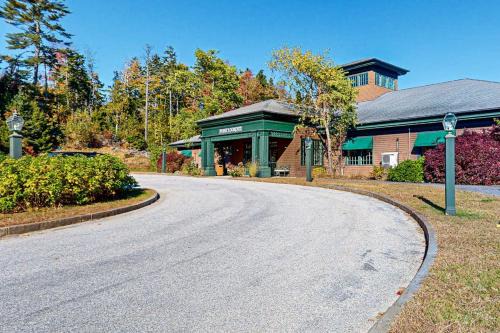 Idyllic three-bedroom dog-friendly cabin w/full kitchen, fireplace & hiking