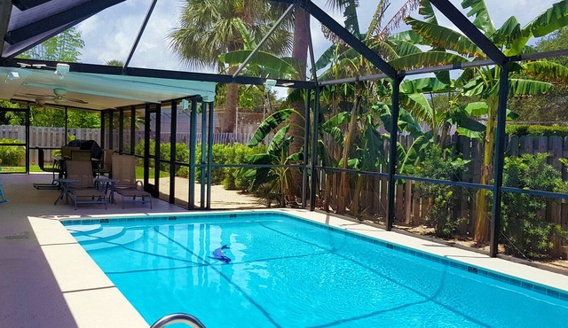 Immaculate beach house, just renovated, heated pool - 5 min bike ride to beach