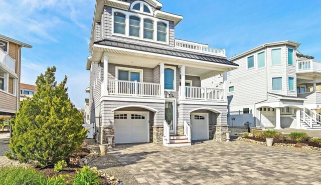 Immaculate Pool/Elevator 5 bedroom, 4 bath home w/outdoor living space/fire pit in Harvey Cedars