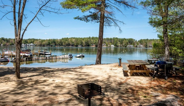 Impeccable home with screened-in porch, WiFi and access to community beach
