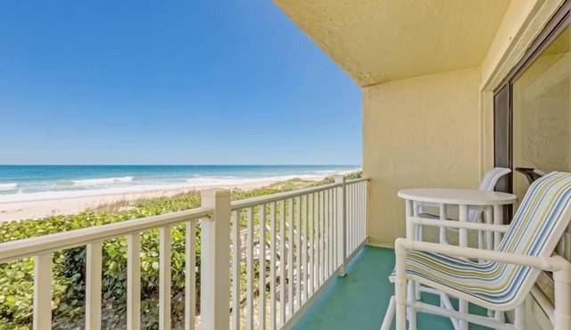 Indialantic Charm: Relaxing Room with Seaside Ambiance | Balcony