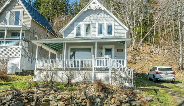 Isle View Cottage with access to the private beach
