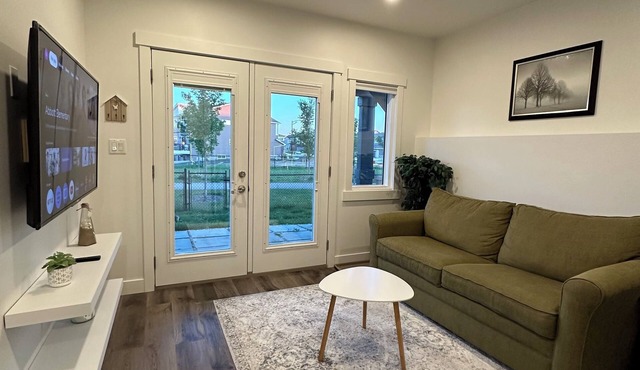 Juanu’s Cozy Cove - Walkout Basement Suite Family Friendly 15mins from Airport