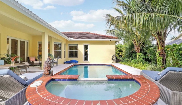 Jupiter Home 8 Mins to Beach Pool Hot tub