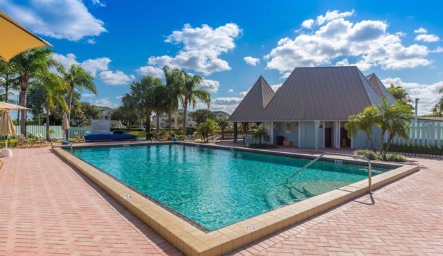 JupRent's Coastal Paradise - 8 min walk to Beach, Golf, Fishing, - 2Bed/2Bath