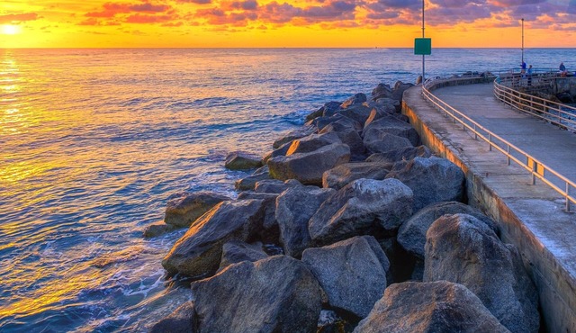 JupRent's Ocean Walk Paradise - Close to all- 6 min walk to beach - 3Bed/3Bath -