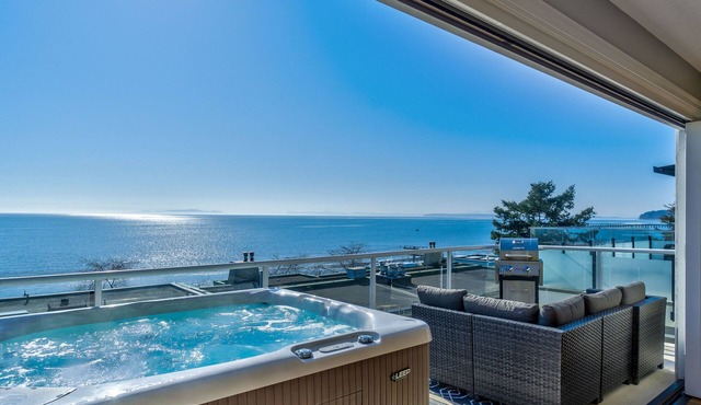 Just steps from the beach! East Beach White Rock!