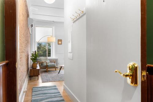 Kimball Apartment, Modern Studio on Main Street Ro