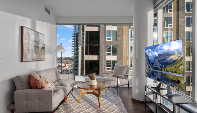 King Bed, Calgary Tower Views, 2BR , UG Parking, Mins to Saddledome