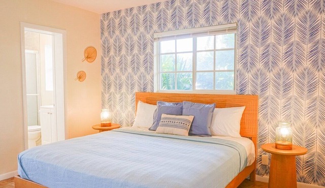 King Beds, Walk to Restaurants, Beach, Gym! Spacious, updated condo!