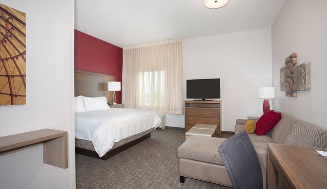 King Suite. Free Breakfast. Pool & Hot Tub. Great for Business Travelers!