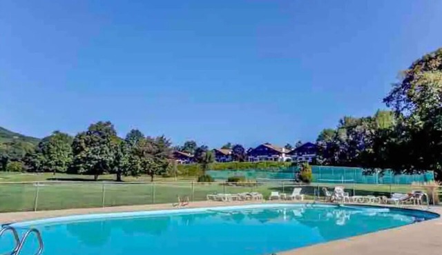 Knotty Chipmunk - Golf, Outdoor Pool + Story Land
