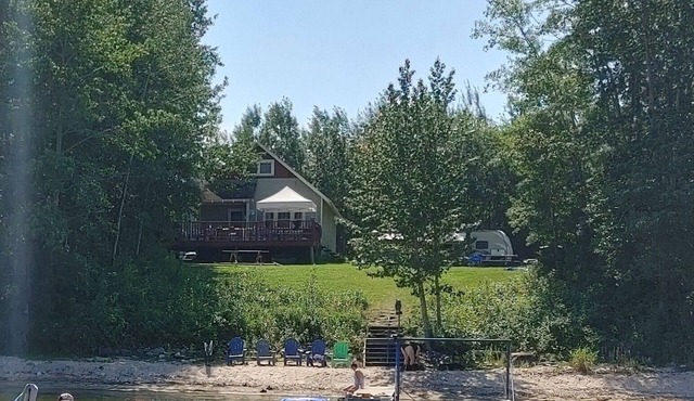Lac La Biche Lakefront 5BR Cottage Private Sandy Beach Huge Yard