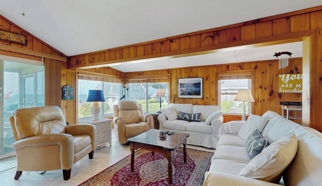 Lake access house w/water views, kayaks, gas grill, deck, sunroom, telescope