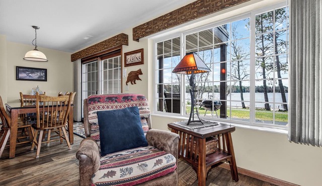 Lake front 2-bedroom on Eagle River Chain of Lakes with indoor pool and jacuzzi!