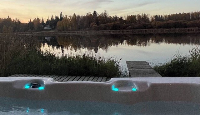 Lake Front Getaway- Incredible water views and Waterfront Hottub!