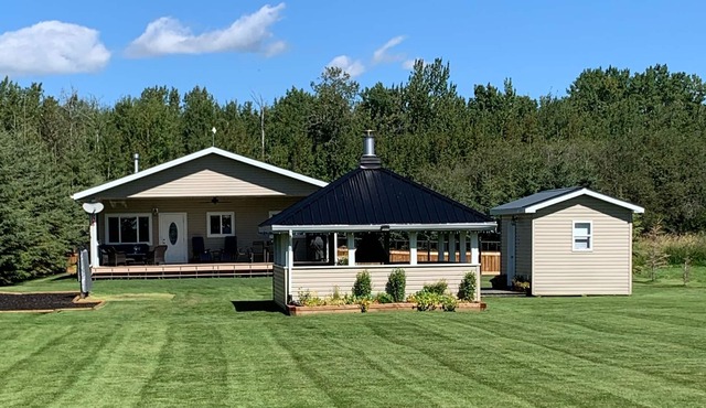 Lake house, 3 bedroom , 2 Ba, slps 8. Direct access to the lake. Minimum 5 day.