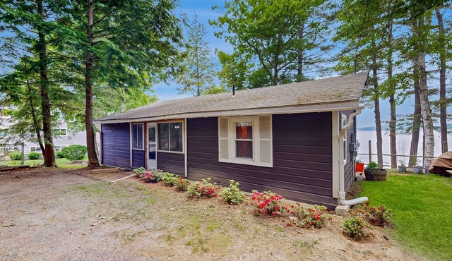 Lakefront cabin with deck, gas grill, kayaks, fireplace, & quick beach access