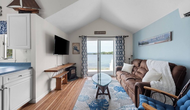 Lakefront Cottage on Winnipesaukee - Just steps from the Lake! Pet Friendly!