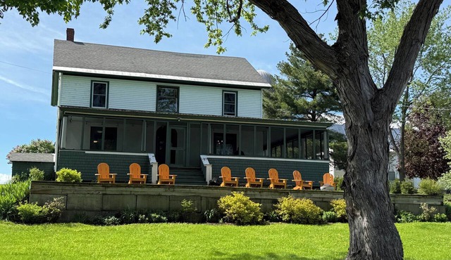 Lakefront Farmhouse on Lake Champlain - Sleeps 12 - Fall Weekends