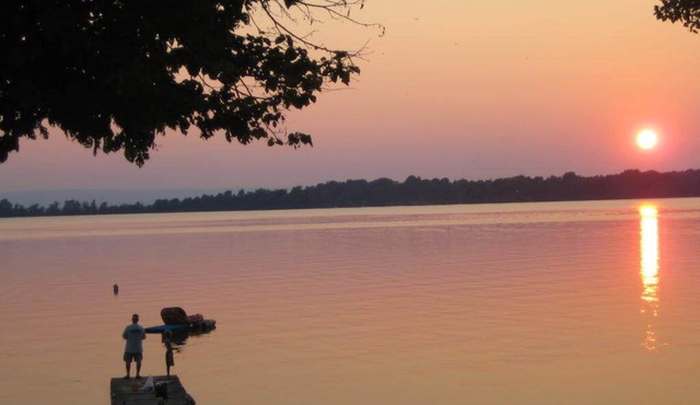 Lakefront Home, 60 Ft. Dock, Great Sunsets, Internet, Walk to Ladds Marina