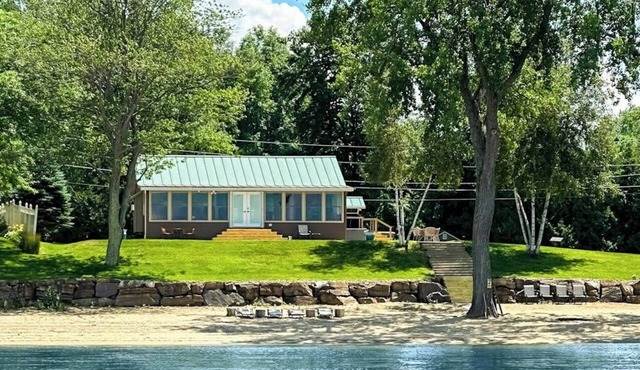Lakefront house w/views, beach, fireplace, firepit, central air, arcade games