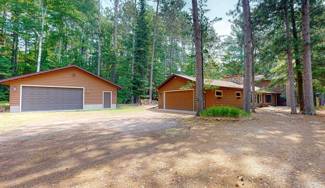 Lakefront log cabin on Stone Lake w/2 docks, fire place, paddle boat, & WIFI