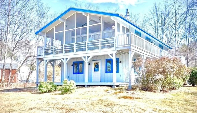 Lakefront Luxury Chalet: Igloo, Beach, Kayak, Private theatre, pets!