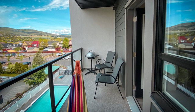 Lakefront Luxury Suite w/ patio & pool