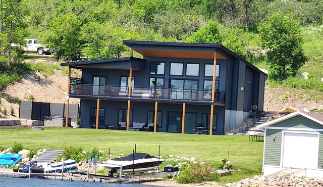 Lakefront Luxury with Hot tub