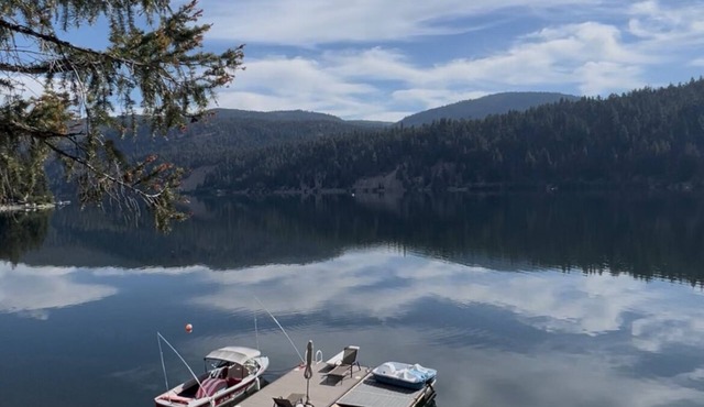 Lakefront Otter Lake Cottage