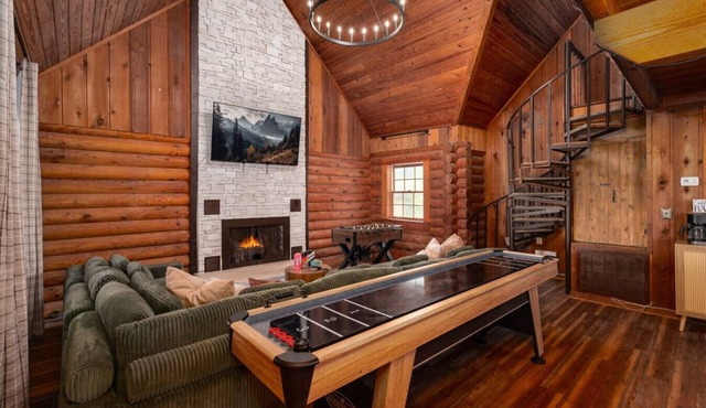 Lakefront w/Jacuzzi, Games, Loft + Sleeps 12!