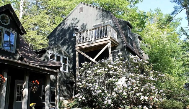 Lakeside Cottage Escape Near Lake Winnipesaukee, New Hampshire