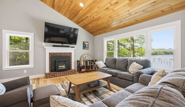 Lakeside Escape on Crescent Lake w Sauna Fire Pit