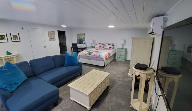 Lakeview Studio Suite with Private Entrance