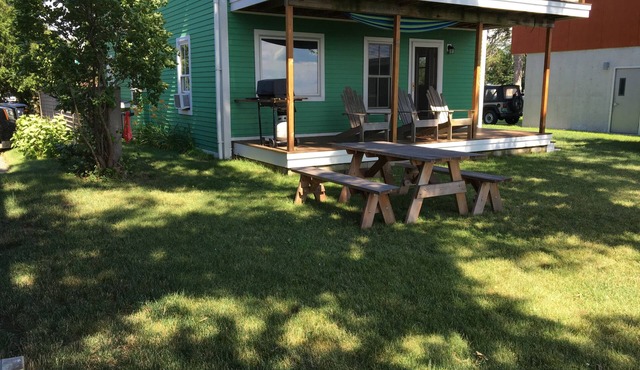 Lakeview Terrace 2 Bedroom With Magic Backyard, No Dogs