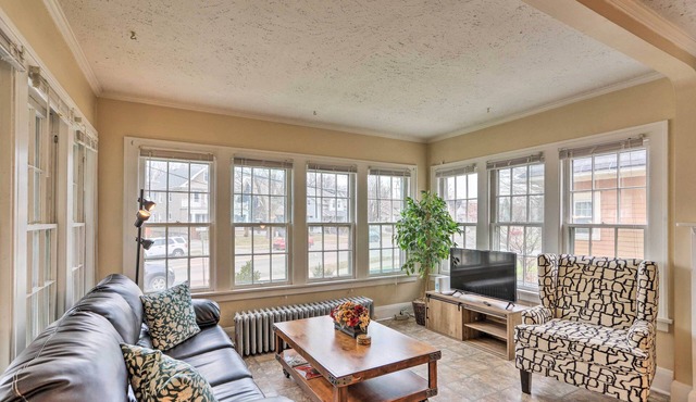 Lakewood Home w/Yard ~ 8 Mi to Cleveland!