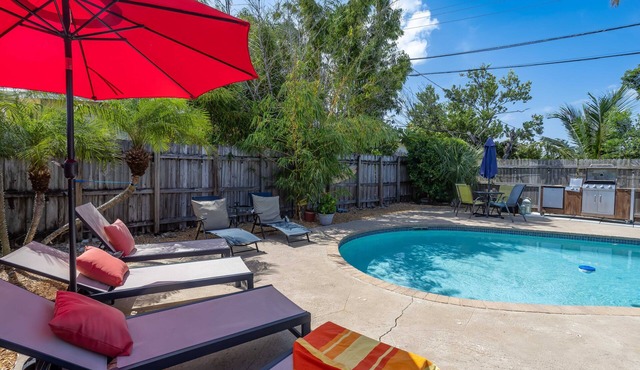 Lantana Beach House-5 mins to Beach- KING BD/Hot Tub/Pool/Fire Pit/Gym/Mini Putt