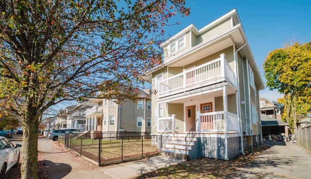 Large 3BR & 2BA Milton Apt w Free Parking, Balcony, TV, AC 141