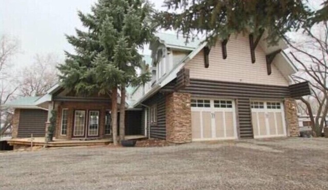 Large cabin at Crooked Lake. Perfect for large gatherings. Pet friendly.