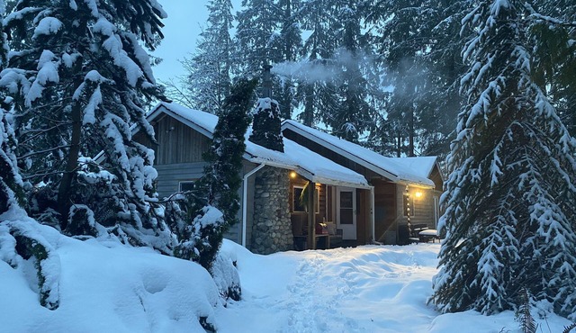 Large cabin on rural farm. Private, relaxing, close to Stamp Falls Park.