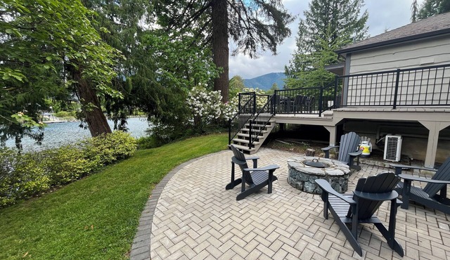 Large family-friendly waterfront house in Lake Cowichan