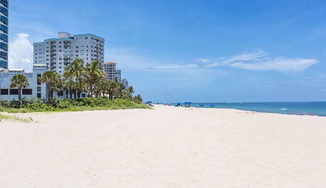 Lauderdale-by-the-Sea Splendor - Private Pool Area w/Short Walk to the Beach