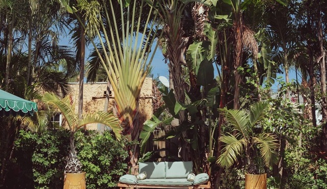 Lemon Loft: Palm Beach-style paradise, shared pool