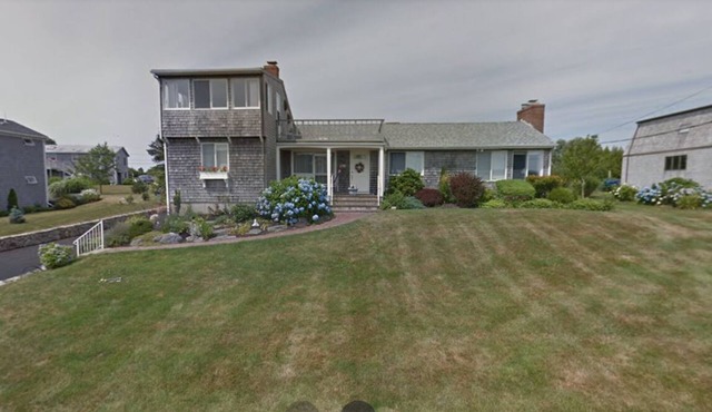 Little Compton: Sweeping ocean view, 5min walk 2 beach, big yard w/patio, 4 BRs