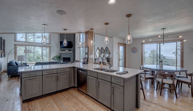 Little Hope 4BR Chalet at Terry Peak with Jacuzzi Hot Tub - Sleeps 14